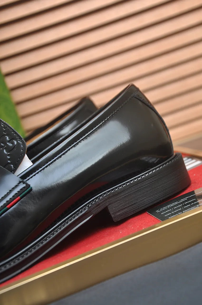 Men's shoes💰500💶Italy's top luxury men's shoe giant (GUCCI) (Gucci) (full cowhide lining) new arrival🍃Original European style🔰 Pleasant to the eye😍In order to make the shoes more durable and non-deformable🌀The production continues to follow traditional methods but there is still no lack of innovation💪Choose original sheepskin for the leather♻️ Smooth and natural And extra bright ⭐Made of imported cowhide, the first choice of rich people 38-45 (45 customized)